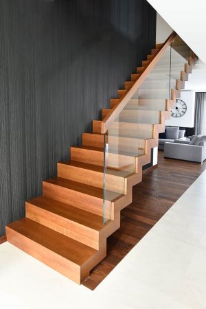 240-dywanowe-szklana-balustrada-grube-stopnie (1)